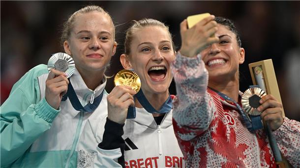Wijaleta Bardsilouskaja (l) holte die erste Medaille einer Belarussin bei Olympia in Paris.