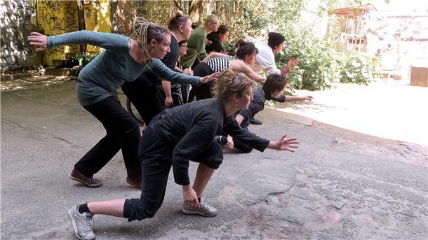 Einige Menschen proben ein Theaterstück.