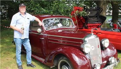 Wilfried Hoffmeister (Oldenburg) präsentierte das älteste teilnehmende Auto, einen Mercedes Baujahr 1954.