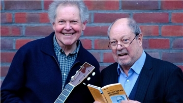 Wilfried Staake (links) und Walter Punke gastieren mit ihrem Programm in der Gedenkstätte Lager Sandbostel. 