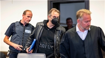Wilfried W. (M) betritt den Gerichtssaal in Paderborn.