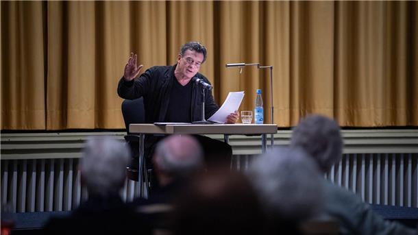 Wilhelm Genazino war ein eigenwilliger Autor. Der Schauspieler Thomas Sarbacher verleiht im während der Literarischen Wochen eine Stimme.