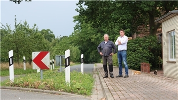 Wilhelm und Milan Steffens stehen an der Verkehrsinsel vor ihrem Haus. Mehr als 20 Jahre lang haben dort zwei Eichen gestanden. Beide Bäume sind nun weg - auch eine gesunde Eiche.
