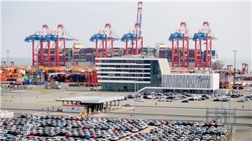 Wilhelmshaven: Die „OOCL Zeebrugge“ liegt am Terminal von Eurogate auf dem JadeWeserPort an der Kaimauer und wird entladen.