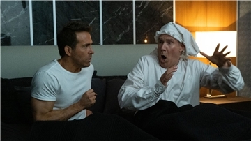 Will Ferrell (r) als Geist der Weihnacht, der Ryan Reynolds als modernen Twitter-Scrooge heimsucht: Die Musical-Komödie „Spirited“ erscheint bei Apple TV+.