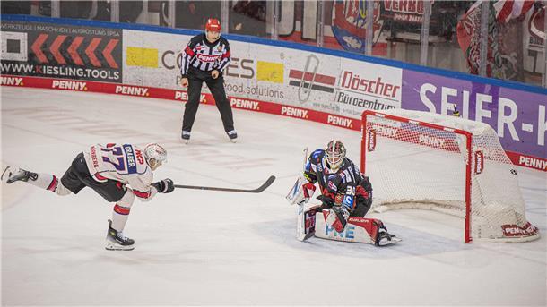 Sechs Tore und doch kein Sieg: Pinguins verlieren wildes Spiel gegen Nürnberg Will Graber schoss im Penaltyschießen das Siegtor für Nürnberg.