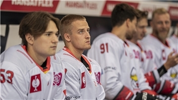 Will hoch hinaus: Pinguins-Förderlizenzspieler Alexander Vladelchtchikov (Mitte).