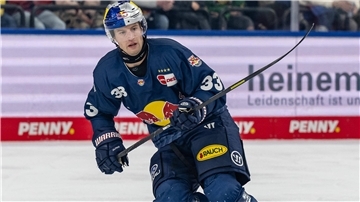 Eishockeyspieler Will Riedell in Aktion