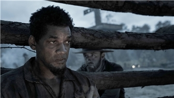 Will Smith (l) und Ben Foster in einer Szene aus „Emancipation“.