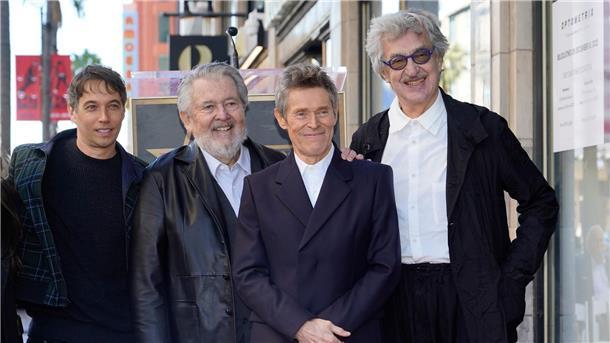 Willem Dafoe (2.v.r) mit den Regisseuren Sean Baker (l), Walter Hill (2.v.l) und Wim Wenders auf dem Hollywood Walk of Fame.