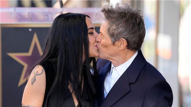 Willem Dafoe, küsst seine Frau Giada Colagrande auf dem Hollywood Walk of Fame.