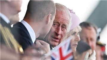 William (l-r), Prinz von Wales, und König Charles III. von Großbritannien nehmen bei der nationalen Gedenkveranstaltung des Vereinigten Königreichs zum 80. Jahrestag des D-Day teil.