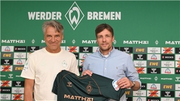 Willkommen in Bremen: Trainer Horst Steffen (l) mit Werders Sportchef Clemens Fritz 