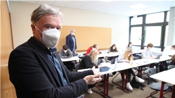 Willkommen zurück, Schüler: Der stellvertretende Schulleiter Andreas Haensch gibt den Blick in den Klassenraum der 11b mit Lehrer Carsten Depner im Kreisgymnasium Wesermünde frei. Foto Gehrke