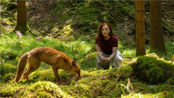 Willow, gespielt von Ava Petsch, sieht im Wald den Fuchs Rufus.