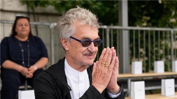 Chanel macht das Seine-Ufer zum Laufsteg Wim Wenders gehört zu den hochkarätigen Gästen der Chanel-Show.