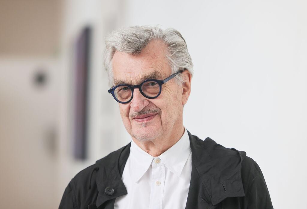 Wim Wenders schaut am Morgen erst einmal aus dem Fenster. (Archivfoto)