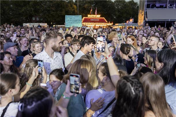 Wincent Weiss rockt die Bühne beim Bremerhavener Open Air Konzert an der Stadtha...