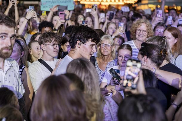 Wincent Weiss rockt die Bühne beim Bremerhavener Open Air Konzert an der Stadtha...