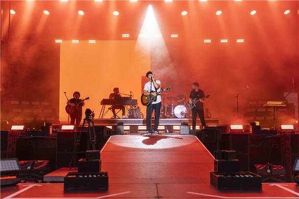 Wincent Weiss rockt die Bühne beim Bremerhavener Open Air Konzert an der Stadtha...