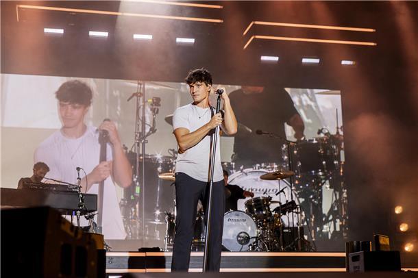 Wincent Weiss rockt die Bühne beim Bremerhavener Open Air Konzert an der Stadtha...