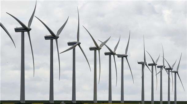 Windenergieanlagen müssen, wenn sie ausrangiert werden, aufwendig in ihre Einzelteile zerlegt werden.