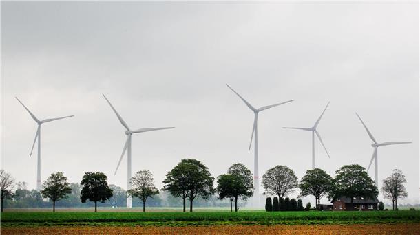 Deutsche Windindustrie weiter zuversichtlich Windkraftanlagen hinter Feldern.