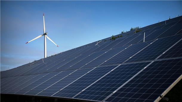 Studie: Oldenburg bundesweit führend bei Solarausbau Windkraftanlagen stehen hinter Photovoltaikanlagen auf der Blocklanddeponie.