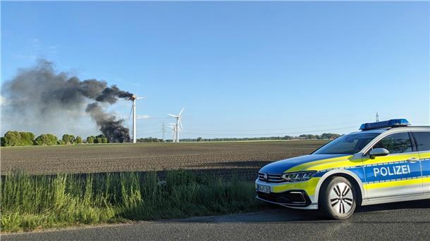 Brand zerstört Windkraftanlage bei Bremervörde vollständig Windrad in Bremervörde brennt lichterloh.