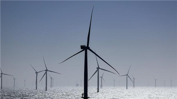 Windräder stehen in einem Windpark in der Nordsee. (Archivbild)