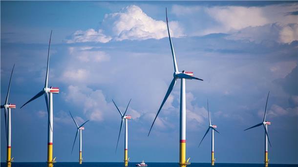CDU fordert Milliardeninvestition in Seehäfen Windräder stehen zwischen den Inseln Rügen und Bornholm in der Ostsee.
