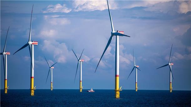 Windräder stehen zwischen den Inseln Rügen und Bornholm in der Ostsee.