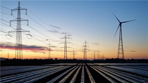 Weil: „Stromautobahnen über der Erde sind vom Tisch“ Windräder und Hochspannungsleitungen.