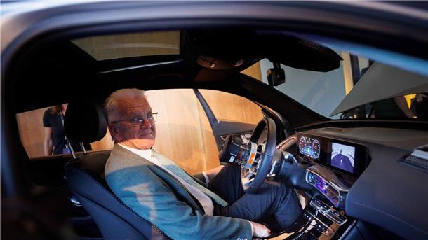 Kretschmann: Viele Grüne pflegen beim Auto „altes Feindbild“ Winfried Kretschmann sitzt in einem Mercedes EQC.