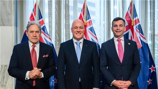 Neuseeland: Konservative Regierung steht - Populisten dabei Winston Peters (l-r), designierter stellvertretender Premierminister von Neuseeland, Christopher Luxon, designierter Premierminister von Neuseeland, und der amtierende Regierungschef David Seymour stellen sich bei der Bekanntgabe der neuen Regierung für ein Gruppenfoto auf.