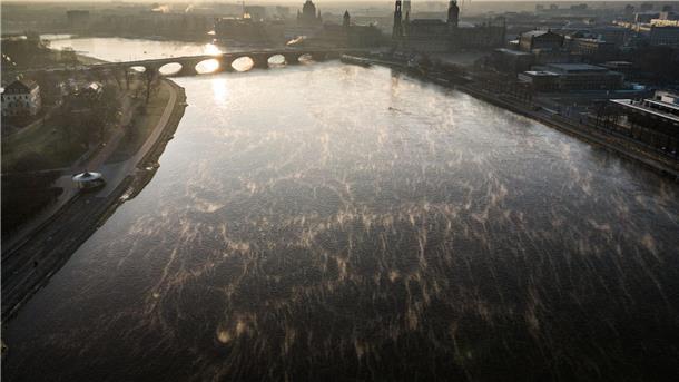 Winter in Dresden: Nebelschwaden ziehen bei Minustemperaturen über die Elbe.