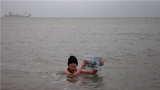 Winterbaden in der Grimmershörnbucht bei 3 Grad Luft- und 8 Grad Wassertemperatur: Zu Beweiszwecken hat NORD|ERLESEN-Redakteurin Heike Leuschner die Samstagausgabe der NORDSEE-ZEITUNG mit ins Wasser genommen.