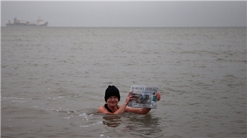Winterbaden in der Grimmershörnbucht bei 3 Grad Luft- und 8 Grad Wassertemperatur: Zu Beweiszwecken hat NORD|ERLESEN-Redakteurin Heike Leuschner die Samstagausgabe der NORDSEE-ZEITUNG mit ins Wasser genommen.