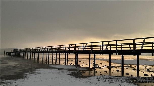 Winterlich: Am Ostseebad in Flensburg liegt Schnee.