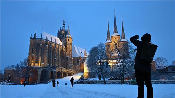 Lange Staus auf Autobahnen wegen Schnee und Glatteis Winterliches Fotomotiv: Schnee auf dem Domplatz vor dem Mariendom und der Severikirche in Erfurt.