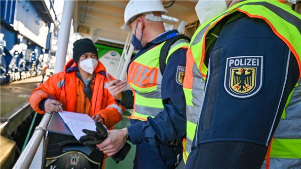 Wir begleiten Beamte der Bundespolizei wie René Schmidt und Dirk Hermann (Mitte) bei ihrer Arbeit im Hafen.
