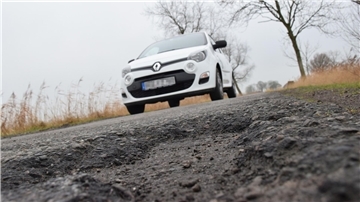 Auto auf kaputter Straße