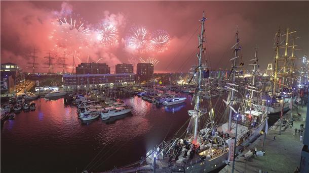 Wir freuen uns schon drauf: Hell erstrahlt der Bremerhavener Nachthimmel während des Sail-Feuerwerks. Hier eine Aufnahme aus 2015. Mit unserem Sail-Countdown bringen wir uns für die Sail 2025 schon einmal in Feierstimmung.