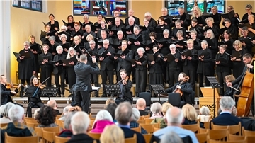 „Wir gehen hinauf gen Jerusalem...“: Der Bach-Chor Bremerhaven unter Leitung von Landeskirchenmusikdirektor David Schollmeyer setzt zum Auftakt des Kantaten-Konzertes in der Großen Kirche einen Bach‘schen Choralsatz.