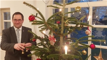 „Wir haben in jeder unserer sechs Regionen im Kirchenkreis ein umfangreiches Angebot“, sagt Superintendent Albrecht Preisler, während er letzte Hand anlegt an den Weihnachtsbaum im Gemeindehaus von Flögeln.