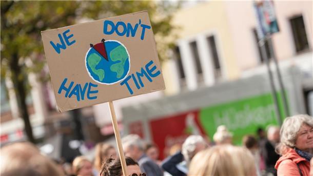 Zehntausende bei Klimastreik von Fridays For Future „Wir haben keine Zeit“: Eine Demonstrantin in Köln.