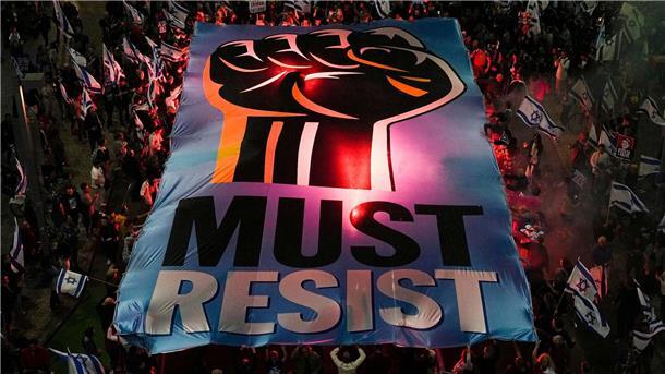 „Wir müssen widerstehen“: Die israelische Regierung macht keine Anstalten, von ihren Plänen Abstand zu nehmen. Doch auch die Demonstranten geben nicht klein bei.