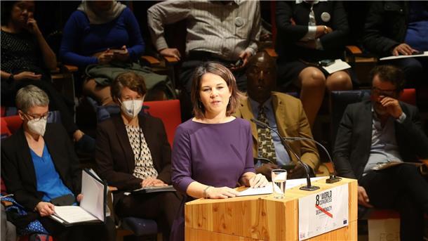 „Wir sehen mit großer Sorge, wie autoritäre Regime die Todesstrafe nutzen, um politische Opposition mehr und mehr zu unterdrücken“: Bundesaußenministerin Annalena Baerbock spricht auf dem 8. Weltkongress gegen die Todesstrafe in Berlin.