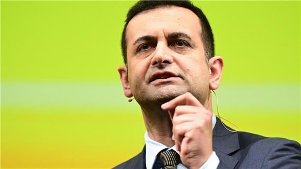 FDP gegen ein AfD-Verbotsverfahren - „politisch stellen“ „Wir sind dagegen“, sagt FDP-Generalsekretär Bijan Djir-Sarai über ein mögliches AfD-Verbotsverfahren.