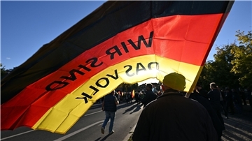 „Wir sind das Volk“ steht auf einer Fahne, die ein Teilnehmer auf einer Kundgebung der Thüringer AfD im September trägt.